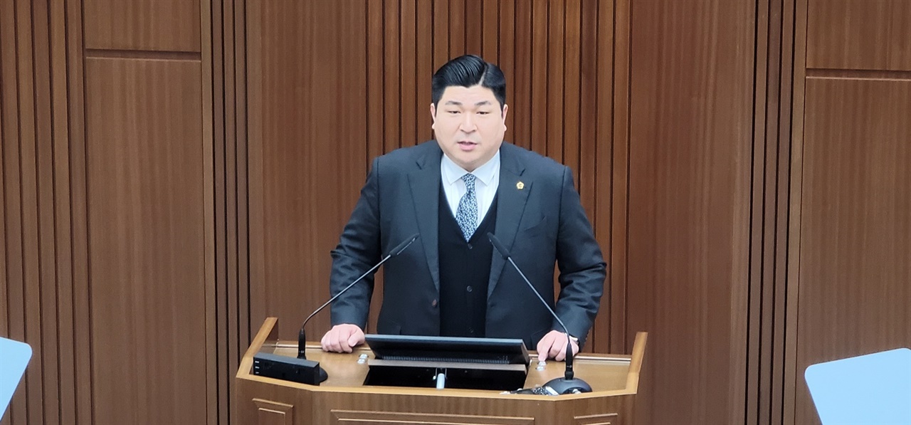 김영현 의원이 ‘교통신호체계 개선 위해 신호등 설치 간격 적정성 검토해야’란 주제의 5분 자유발언을 하고 있다.