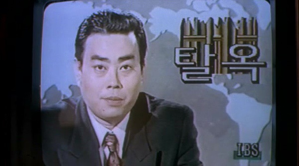  '연기하는 감독' 여균동 감독은 두 주인공의 탈옥소식을 전하는 TV뉴스 앵커로 등장했다.