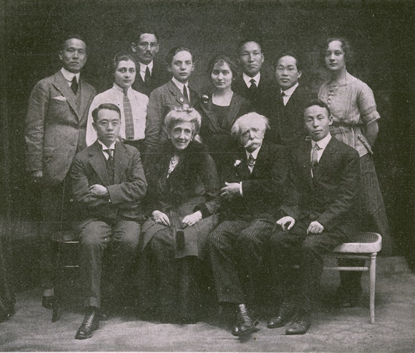 황기환 지사 단체사진(파리위원부, 뒤줄 맨 왼쪽)