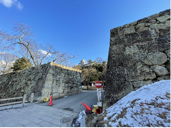          히메지 성은 천수각을 중심으로 석축이 쌓여있고, 둘레 해자와 출입하는 문 들도 큰 돌을 쌓아서 지은 곳이 여러 곳에 있습니다. 사진은 히메지성 뒤쪽 시미즈문입니다. ？