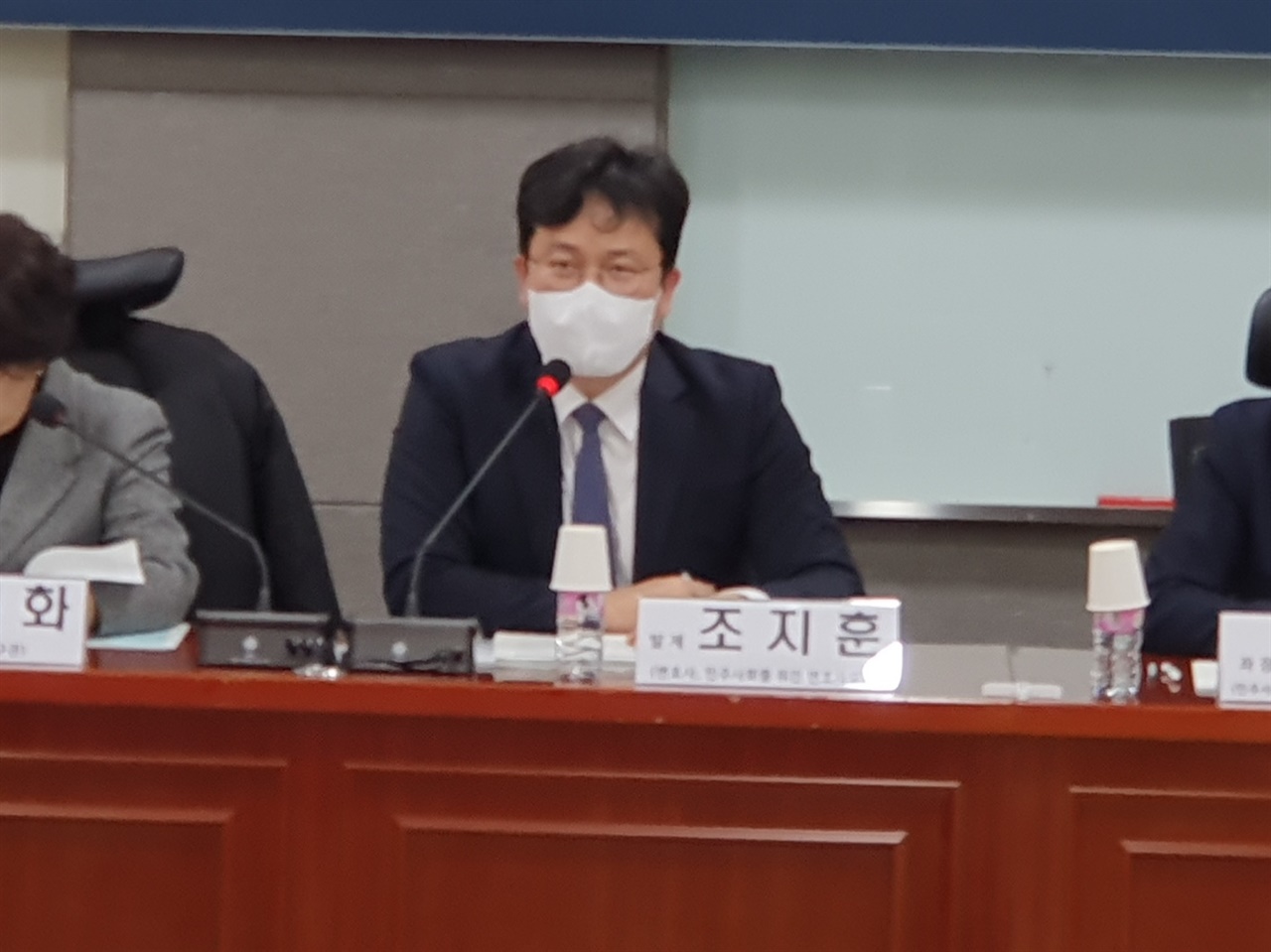 국회의원회관에서 열린 정책 토론회에서 조지훈 변호사(민변)가 주제 발표를  하고 있다.