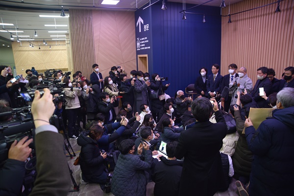 재판이 끝난 후 대전고등법원 1층 로비에서 입장을 밝히고 있는 원고 측. 이날 재판에 많은 취재진들이 몰렸다. 부석사 전 주지 원우 스님이 재판 결과에 대한 입장을 밝히고 있다. 