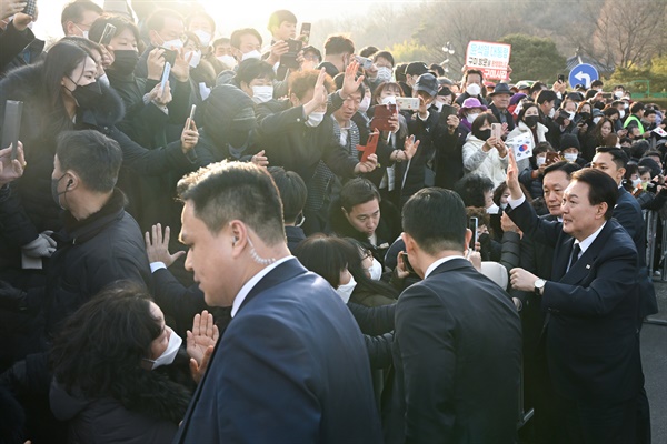  윤석열 대통령이 1일 오후 경북 구미시 박정희 전 대통령 생가를 찾아 시민들과 인사를 나누고 있다.