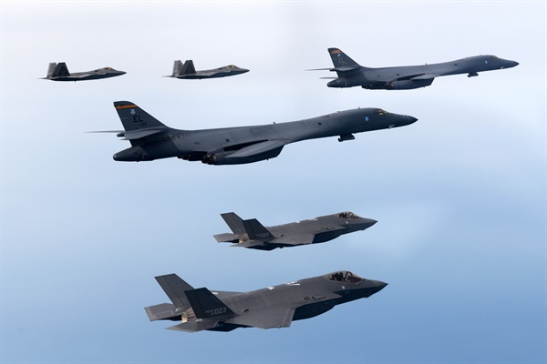 한국 공군 F-35A 전투기와 미 공군 B-1B 전략폭격기 및 F-22·F-35B 전투기가 1일 서해 상공에서 연합공중훈련을 실시하고 있다.