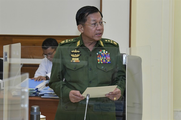 미얀마 군사정권을 이끄는 민 아웅 흘라잉 최고 사령관이 지난 1월 31일 네피토에서 열린 국가방위안보위원회 회의에 참석해 있다. 