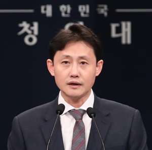 문재인 정부 청와대 국정홍보비서관, 부대변인 윤재관. 