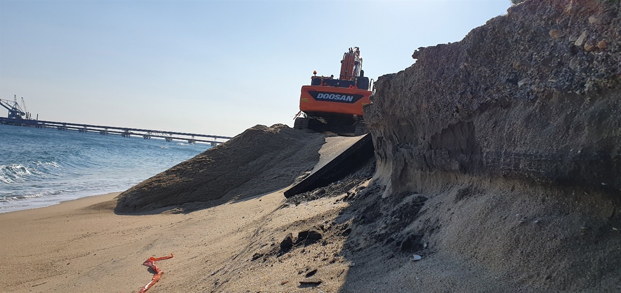 굴삭기를 동원해 모래를 보충하고 있는 모습(2022년 2월 21일 촬영)