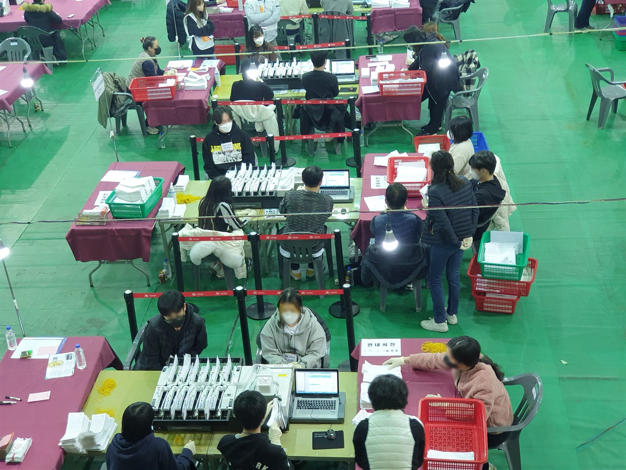20대 대선 여수 개표소의 투표지분류기 운영부 모습