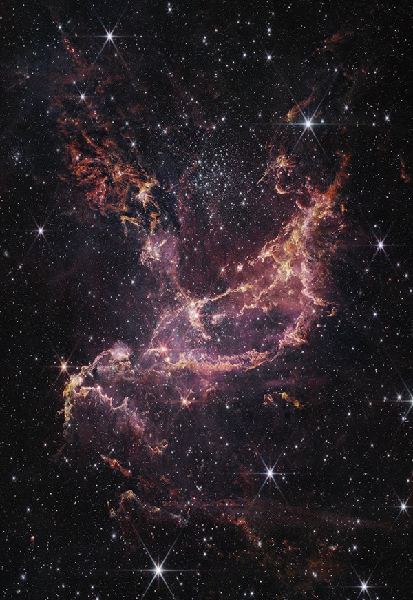 소마젤란 은하 내 별탄생 지역에 위치한 NGC 346 성단(별무리)과 그 주변을 제임스 웹 우주망원경의 근적외선 카메라로 촬영한 사진. 분홍빛을 띤 부분은 섭씨 1만도가 넘는 고에너지 형태의 수소 원자이고, 주황색빛을 띤 부분은 영하 200도 정도의 수소분자로 이뤄졌다. 중간 위쪽에 보이는 NGC 346 성단 내의 별들도 약 500만년 전 온도가 낮은 수소분자 구름으로부터 생성되었다.