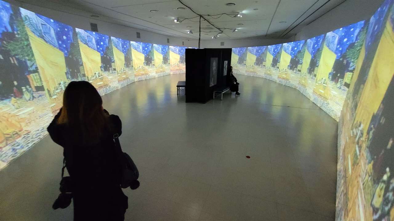 밀양아리랑아트센터에서 열리는 <미디어아트로 만나는 반 고흐 영혼의 편지> 전시 중 제2전시실에서는 총길이 45m, 8개의 스크린을 통해 뿜어져 나오는 예술혼이 모션그래픽 영상으로 펼쳐진다.