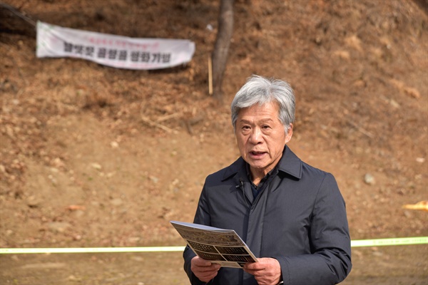  (재)한국선사문화연구원 우종윤 원장이 안치식에서 추도사를 하고 있다.