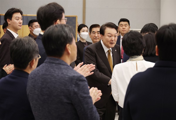 윤석열 대통령이 2일 서울 용산 대통령실 청사에서 열린 국제전자제품박람회(CES) 디지털 기술혁신 기업인과의 오찬 간담회에서 발언한 뒤 참석자들에게 인사하고 있다.

