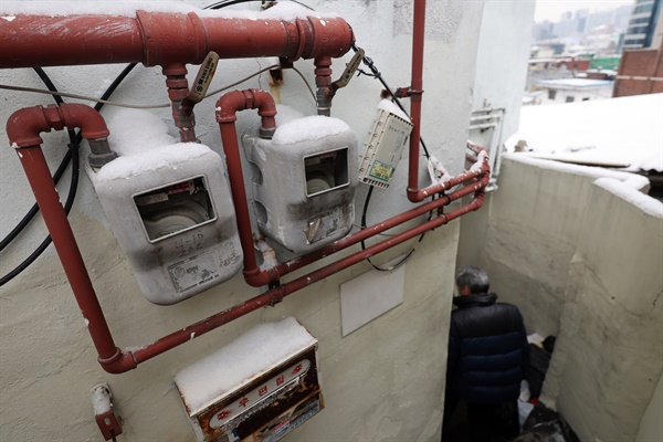 1월 26일 서울 용산구 한 주택의 가스계량기에 눈이 쌓여 있다.