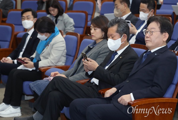이재명 더불어민주당 대표가 2일 서울 여의도 국회에서 열린 의원총회에 참석해 있다. 