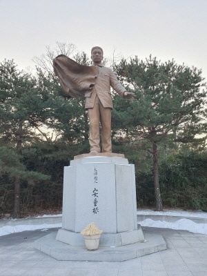 안중근 의사 기념관 앞에 놓인 안중근 동상