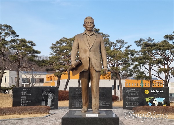 경북 구미시 상모동 박정희 전 대통령 생가 인근에 있는 박정희 동상. 높이가 5M에 이른다.