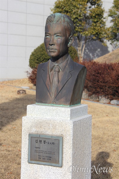 밀양독립운동기념관 뜰에 있는 약산 김원봉 선생 흉상.