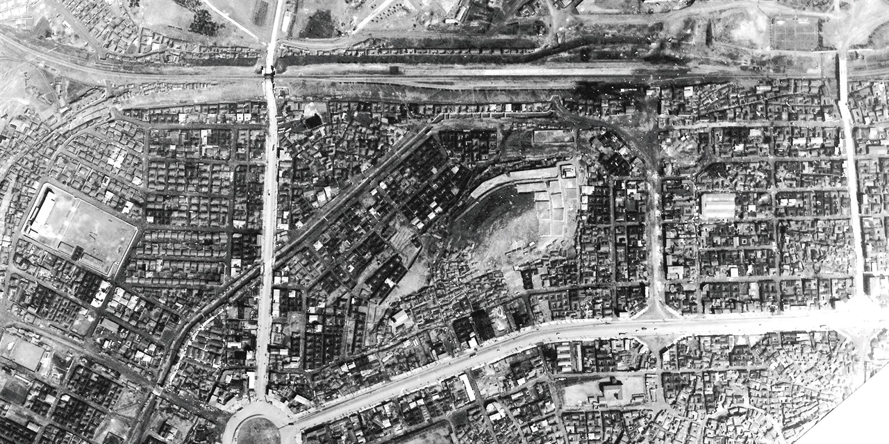 신촌(1962) 토지구획정리사업 시행의 골격이 그대로 보이는 항공사진. 복개한 봉원천을 따라 형성된 보행공간이 뚜렷하다.