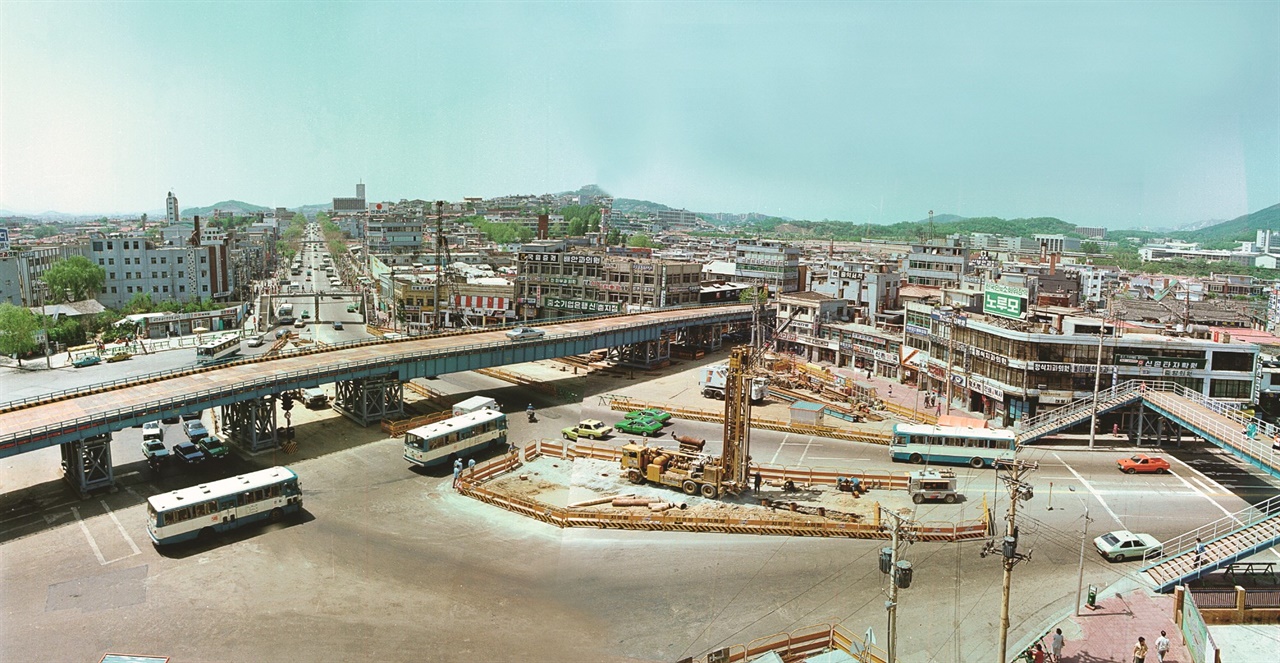 지하철 공사를 하면서 만든 임시 고가가 로터리 중앙을 지난다. 아현동과 동교동 방향 나무 육교는 1980년대 초반 철거된다.