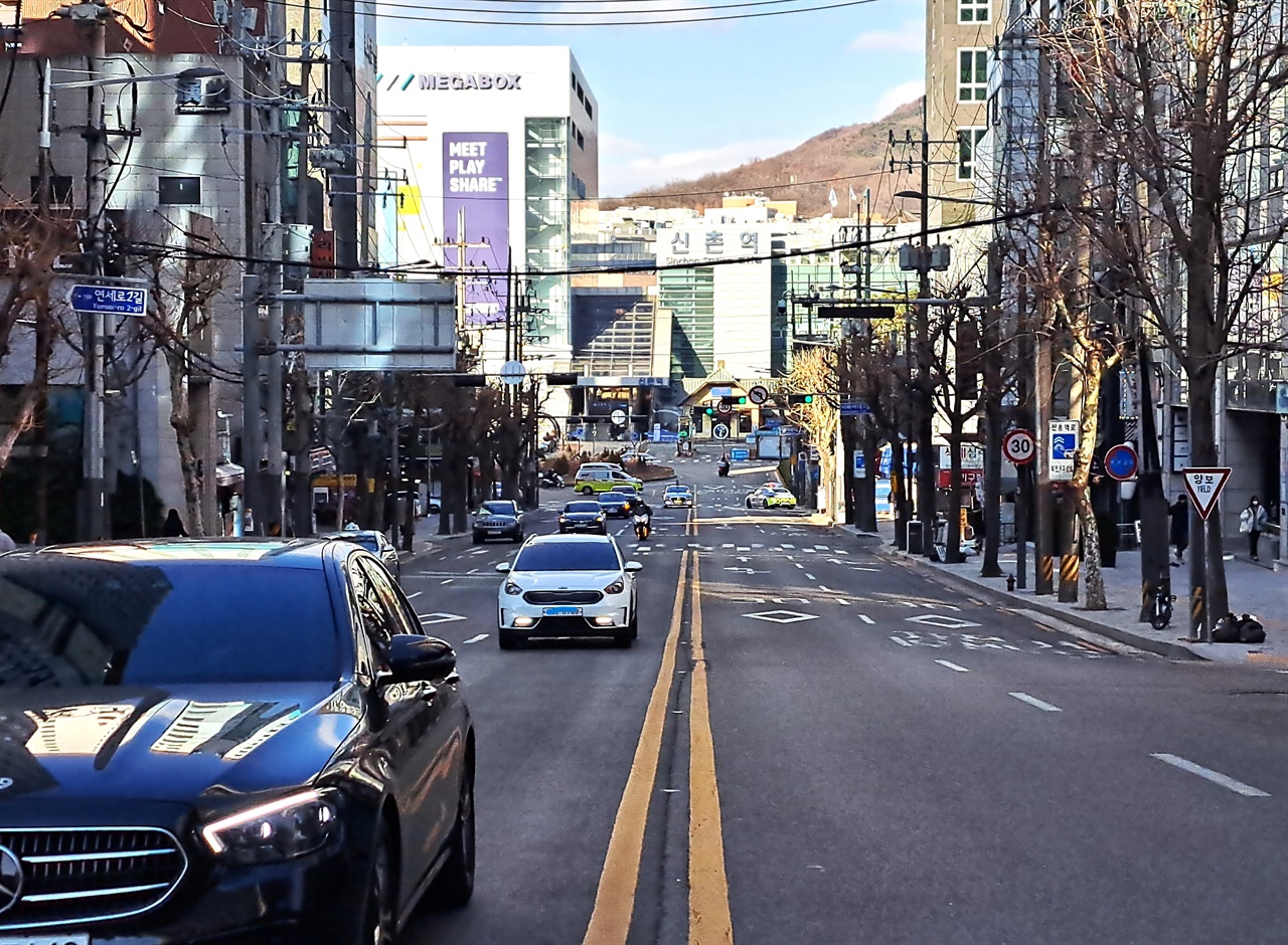 신촌역 방향 노고산 자락 언덕을 이룬 곳에 개설된 신촌역 방향 도로. 주변은 업무 및 상업기능과 주거가 혼재해 있다.