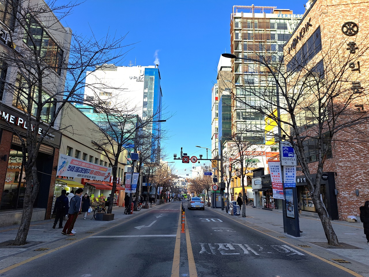 연세로 로터리에서 연세대 방향 도로. 오랫동안 한자리를 지키고 있는, 사진 오른 편 홍익문고가 오히려 반갑다.