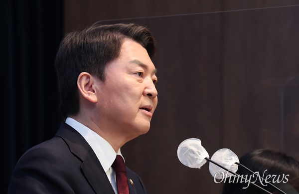 안철수 국민의힘 당대표 후보가 지난 3일 서울 여의도 국회 소통관에서 긴급기자회견을 하고 있다. 