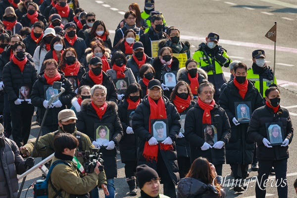 4일 오전 서울 용산구 이태원광장에 마련된 10.20이태원참사 희생자 합동분향소에서 희생자들의 영정사진을 든 유가족들이 ’이태원참사 100일 시민추모대회’가 열리는 광화문광장을 향해 행진을 하고 있다.