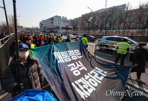 4일 오전 서울 용산구 대통령실앞에서 이태원참사 희생자들의 영정사진을 든 유가족과 시민들이 행진하고 있다.