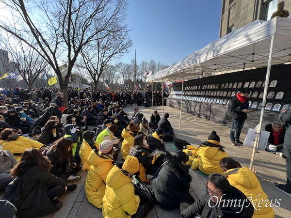 4일 오후 이태원 참사 유가족과 시민들이 서울시청 앞에 시민분향소를 설치한 가운데, 세월호 참사 유가족과 더불어민주당 의원들이 분향소를 에워싸고 지키는 중이다.
