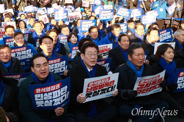 이재명 더불어민주당 대표가 4일 오후 서울 숭례문앞에서 열린 ‘윤석열 정권 민생파탄, 검사독재 규탄대회’에서 의원 및 당원들과 함께 구호를 외치고 있다.