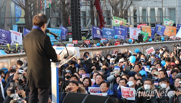 이재명 더불어민주당 대표가 4일 서울 중구 숭례문 앞에서 열린 '윤석열 정권 민생파탄 검사독재 규탄대회'에서 연설을 하고 있다.