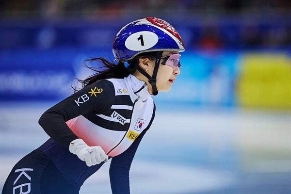  ISU 월드컵 5차 대회 여자 1500m 1차 레이스에서 정상에 오른 최민정