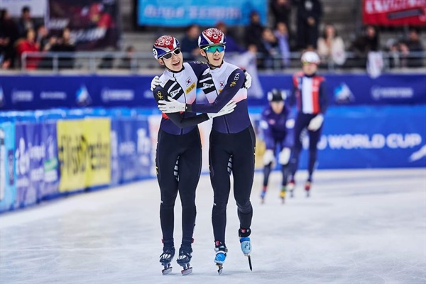  남자 1500m 1차 레이스에서 각각 동메달, 금메달을 목에 건 임용진(왼쪽)과 이준서(오른쪽)