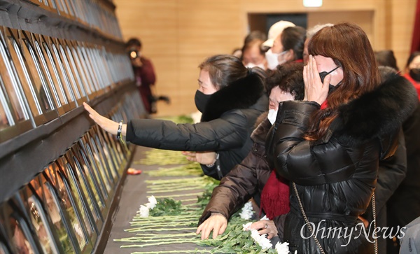 5일 서울 여의도 국회 의원회관에서 열린 10.29 이태원 참사 국회 추모제에서 유가족들이 헌화하고 있다.
