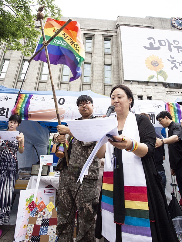 고 임보라 목사는 매년 퀴어축제가 열릴 때마다 한 귀퉁이를 지키며 성소수자를 축복했다. 