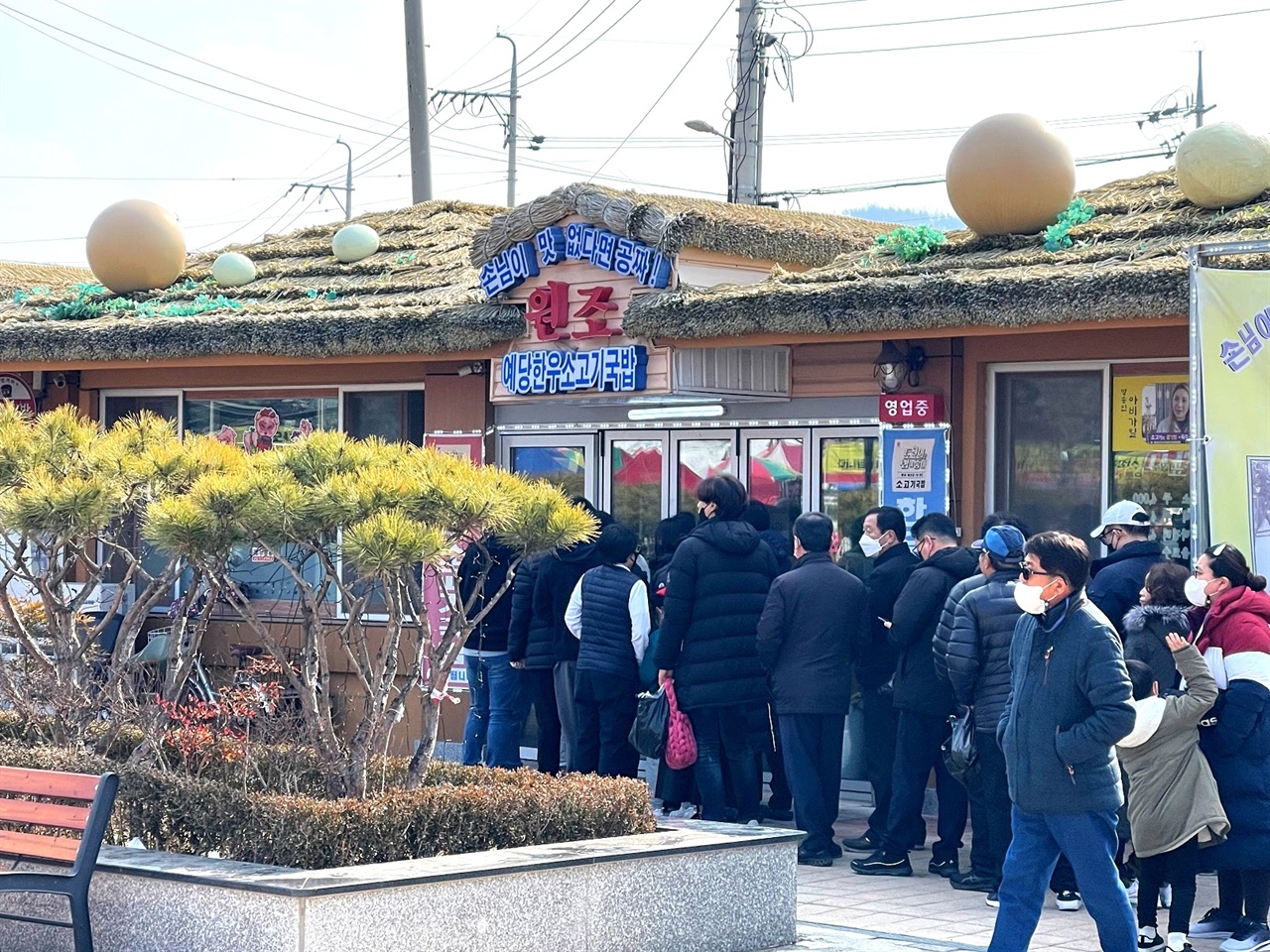 길게 줄은 늘어선 백종원 국밥거리.
