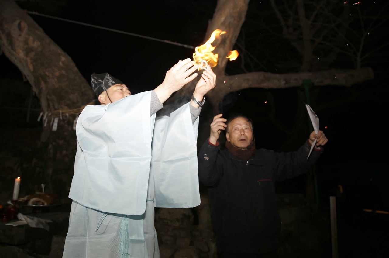 소원을 적은 종이, 소지에 불을 붙여 날리고 있다. 지난 2월 4일 밤에 행해진 충효마을 당산제에서다.