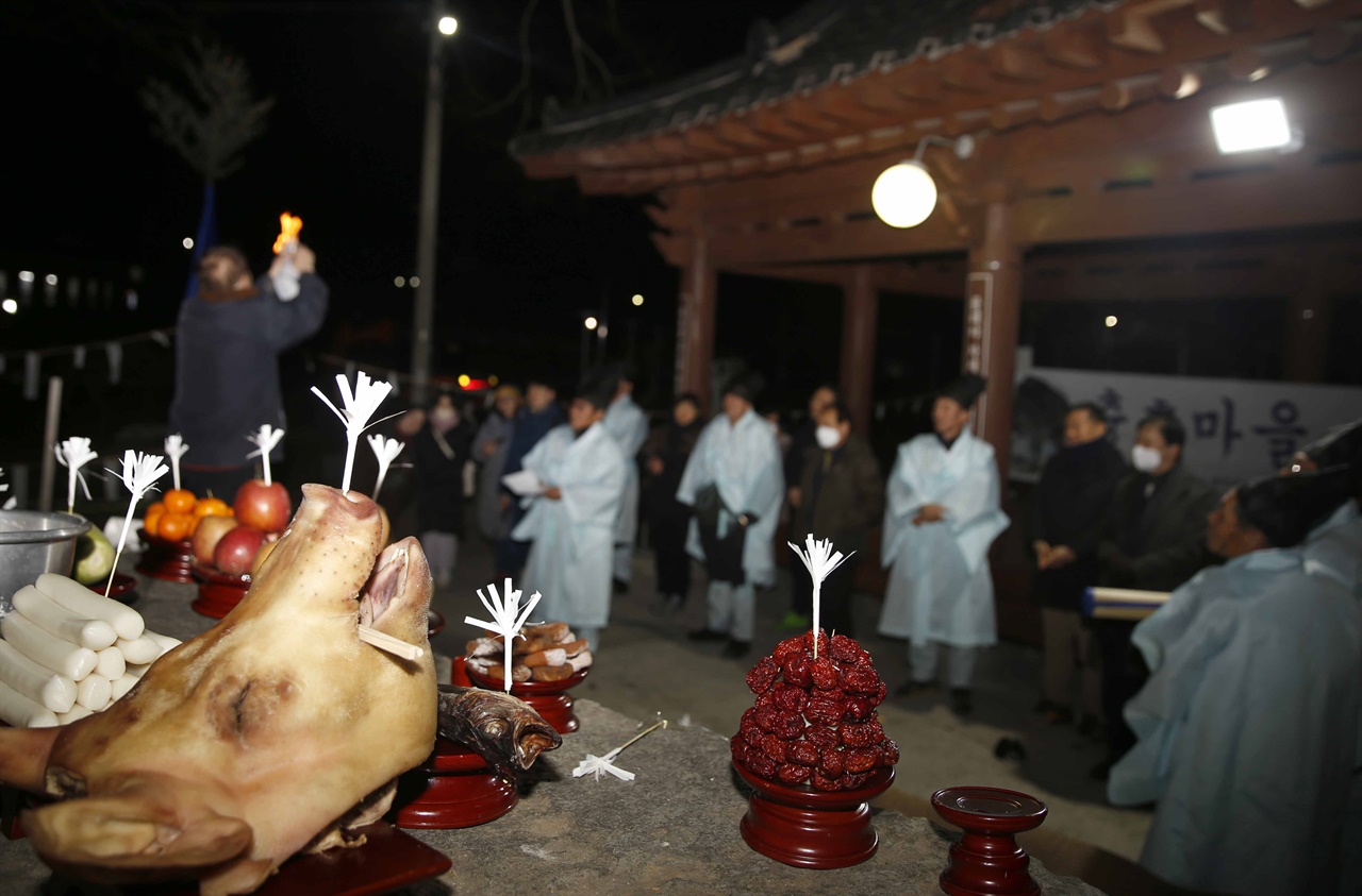 당산제 참가자들이 소지를 날리며 저마다의 소원을 빌고 있다. 지난 2월 4일 밤 광주 충효마을 당산제에서다.