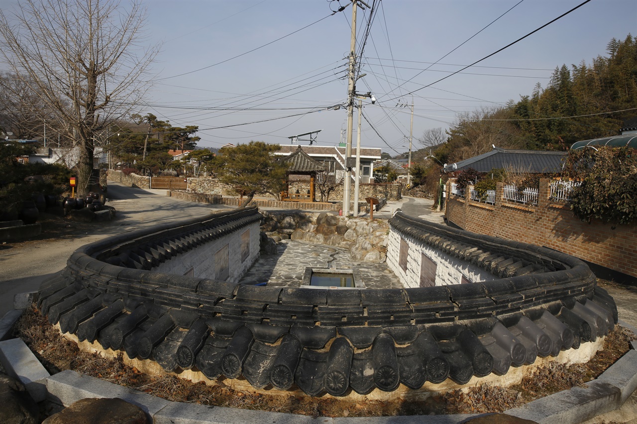 복원된 충효마을의 공동우물. 마을의 옛 당산제는 청년들이 모여 이 우물을 청소하는 것으로 시작됐다.