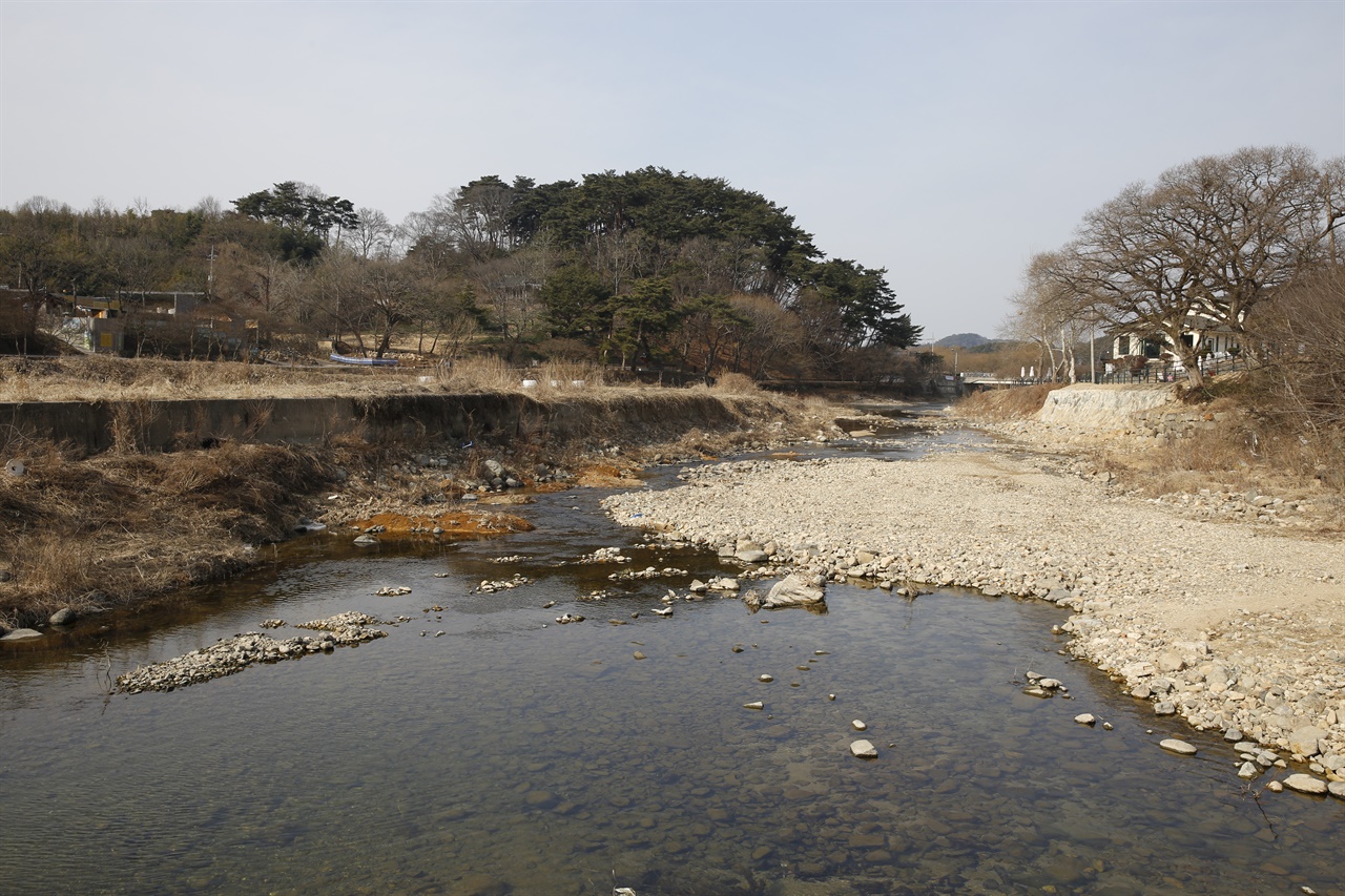 환벽당 앞으로 흐르는 증암천 풍경. 환벽당을 품은 왼편은 광주광역시 북구 충효마을, 가사문학관과 식영정을 품고 있는 오른편은 전라남도 담양군 가사문학면에 속한다.