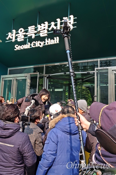 이태원 참사 희생자 유족들이 6일 오전 서울시청 진입을 시도하자 이를 경찰이 채증하고 있다.