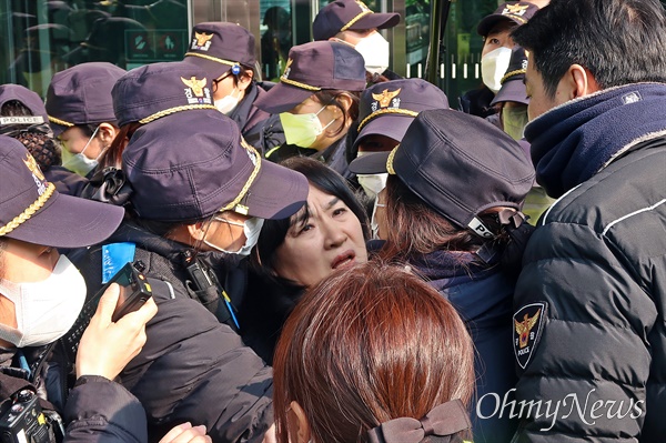 이태원 참사 희생자 유족들이 6일 오전 서울시청 진입을 시도하자 이를 경찰이 제지하고 있다.