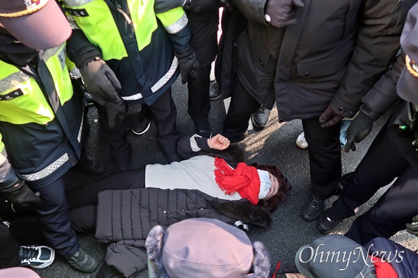 이태원 참사 희생자 유족들이 6일 오전 서울시청 진입을 시도하자 이를 경찰이 제지했고 그 과정에서 한 유족이 바닥에 누운 채 항의하고 있다.