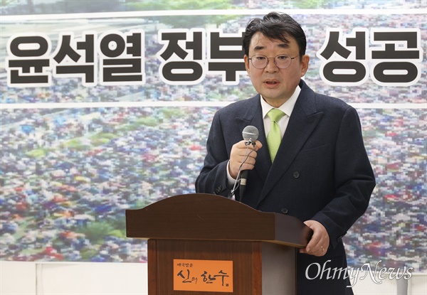국민의힘 3·8 전당대회 서류 심사에서 탈락한 신혜식 최고위원 후보가 6일 오후 서울 여의도 자신의 선거사무실에서 기자회견을 열고 다양한 경로를 통해 출마하지 말라는 압박이 있었다고 말했다.
