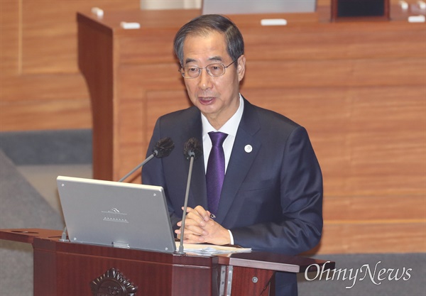  한덕수 국무총리가 6일 국회 본회의장에서 열린 정치·외교·통일·안보 분야 대정부질문에서 의원 질의에 답변하고 있다.