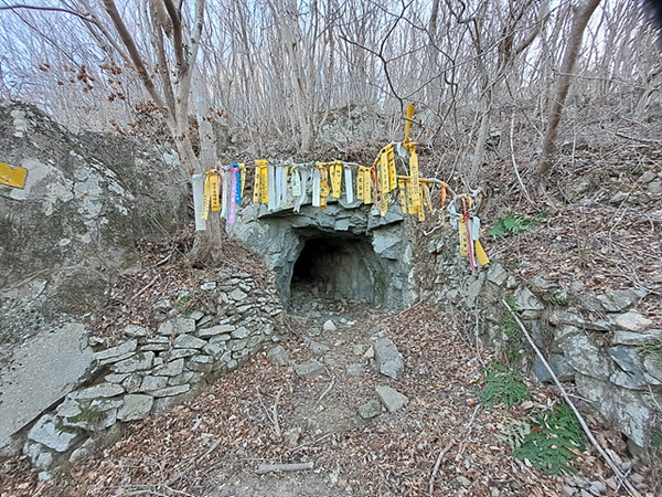 대미산 중턱에는 2차대전 당시 일본군들이 파놓은 동굴이 있다. 입구에는 이곳을 찾은 산악회원들이 걸어놓은 표식들이 널려있었다. 