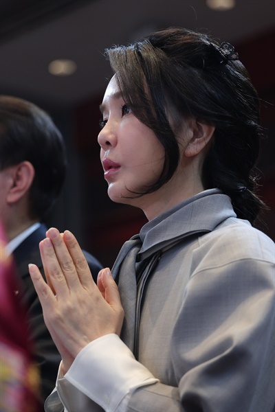 김건희 여사가 6일 서울 강남구 코엑스에서 열린 불기 2567년 대한민국 불교도 신년대법회에서 합장하고 있다. 