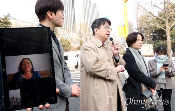  베트남 전쟁 당시 한국군의 민간인 학살 피해 생존자인 응우옌 티탄씨가 7일 오후 서울 서초구 서울중앙지법에서 대한민국 상대로 낸 손해배상 청구 소송 1심 선고 공판에서 일부 승소한 뒤 영상통화를 통해 소송대리인단의 기자회견을 지켜보고 있다.