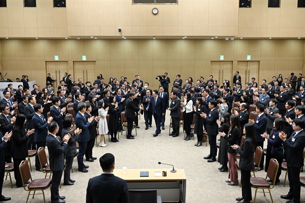 윤석열 대통령이 7일 세종시 정부세종컨벤션센터에서 열린 '대통령과의 대화'에서 입장하고 있다.
