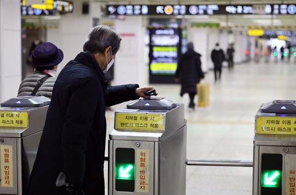 지난 6일 오후 서울 지하철 종로3가역에서 한 시민이 개찰구를 통과하고 있다.

